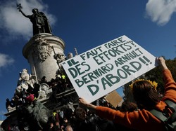 Patung Marianne Jadi Saksi 400 Musisi Bersuara di Tengah Demo Paris