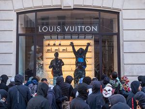 Potret Demo Prancis: Toko Dior Hingga Louis Vuitton Dijarah dan Dirusak