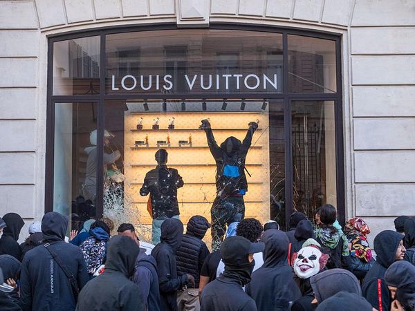 Potret Demo Prancis: Toko Dior Hingga Louis Vuitton Dijarah dan Dirusak