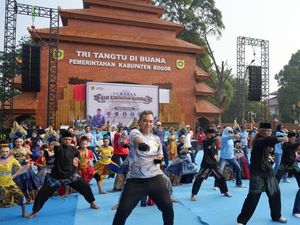 Aksi Silat hingga Tari Sunda Pukau Pengunjung CFD Cibinong