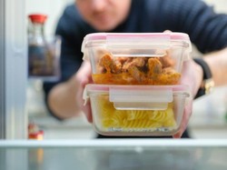 Bolehkah Langsung Memasukkan Makanan Hangat ke Kulkas? Ini Kata Ahli