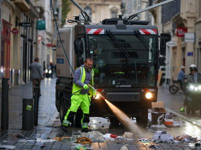 Sisa Kerusuhan Warnai Jalanan Marseille, Petugas Turun Bersihkan Kota