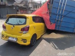 Truk Muat Gabah Terguling Timpa Mobil di Jl Ahmad Yani Parepare
