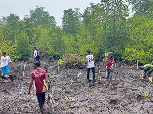 UNAMIN-Unhas Ajak Warga Sorong Tanam Mangrove Guna Jaga Ekosistem Pesisir