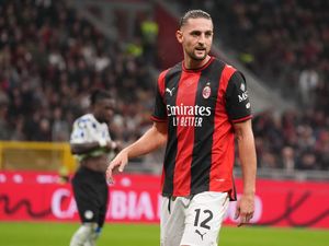 Milan Cuma Menang Tipis, Rabiot Marah