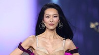 Gaya Liu Wen Pacar Jing Boran Pecahkan Rekor di Victoria's Secret Fashion Show