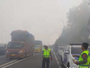Asap Tebal dari TPA Terbakar Tutupi Jalan Tol Lampung, Polisi Bersiaga