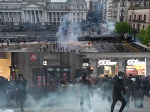 Video Gelombang Protes di Sejumlah Negara: Prancis, Albania, hingga Tunisia