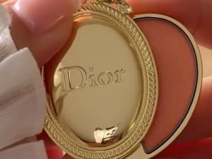 Dior Rilis Lip Balm Unik, Bisa Jadi Liontin Hingga Aksesori HP
