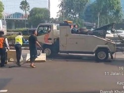 Truk Tabrak Separator Jalan Dievakuasi, Lalin Arah Cawang Normal