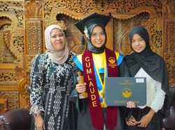 Aplikasi Matematika Buatan Sendiri Antar Fatika Jadi Wisudawan Terbaik dengan IPK 3,99