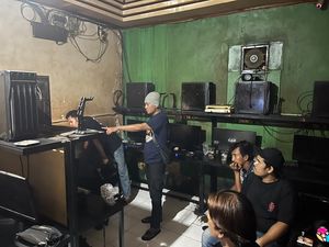 Detik-detik Polisi Gerebek Warnet Jadi Sarang Judol di Semarang