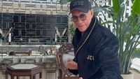 Ciat! Jean-Claude Van Damme Tinju Lilin Kue Ultah, No Tiup-tiup