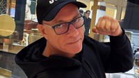 Jean-Claude Van Demme Ultah ke-66, Lilinnya Ditinju Gak Ditiup