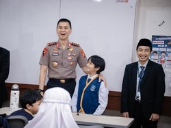 Lewat Polisi Peduli Pendidikan, Kapolda Metro Dorong Literasi AI Sejak Dini