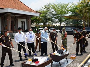 Kejari Badung Musnahkan Ganja hingga Kokain dari 75 Perkara Pidana