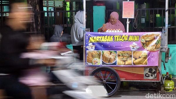 Menjaga Asa Ekonomi Lewat Martabak Mini