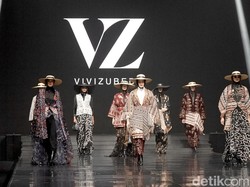 Keindahan Tenun Sumba dalam Balutan Abaya Modern dari Koleksi Vivi Zubedi