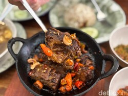 Kwali Bakar Radja: Pedas Nikmat! Iga Konro Mercon hingga Sop Iga Jando di Tebet