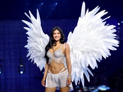 Penampakan Model Kylie Jenner Pakai Bra Berlian Rp 900 M di Fashion Show