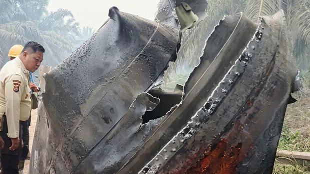 Logam berkabel misterius jatuh di kebun sawit di Kotim. Logam berkabel misterius jatuh di kebun sawit di Kotim.