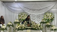Tangis Pilu Marsha Aruan di Depan Peti Ibunda