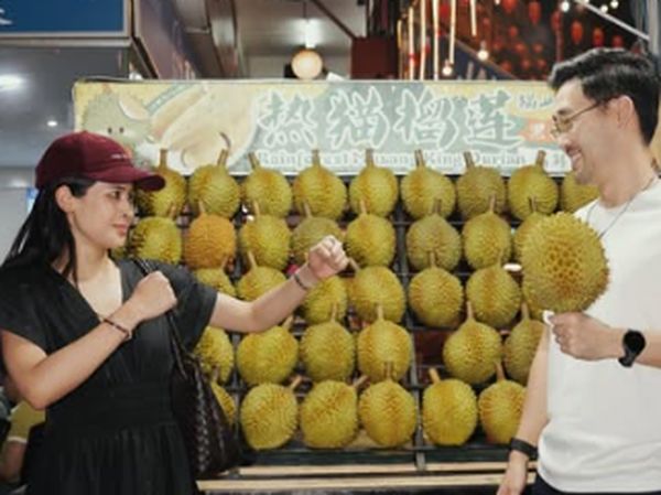 Kulineran Maudy Ayunda dan Suami, Bekal Telur Rebus hingga Jajan Durian