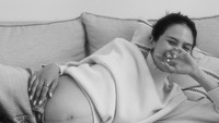 Gaya Maudy Ayunda Umumkan Kehamilan, Pamer Bare Baby Bump di Trimester Ketiga