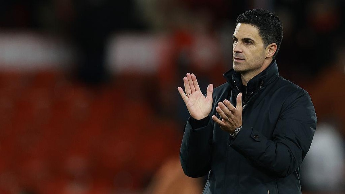 Mikel Arteta memberi salam kepada suporter Arsenal usai mengalahkan Nottingham Forest. Foto: CameraSport via Getty Images/Andrew Kearns - CameraSport