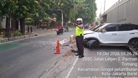 Lalin di Grogol arah Tomang Macet Imbas Mobil Tabrak Separator Busway
