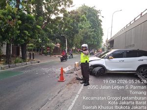 Lalin di Grogol arah Tomang Macet Imbas Mobil Tabrak Separator Busway
