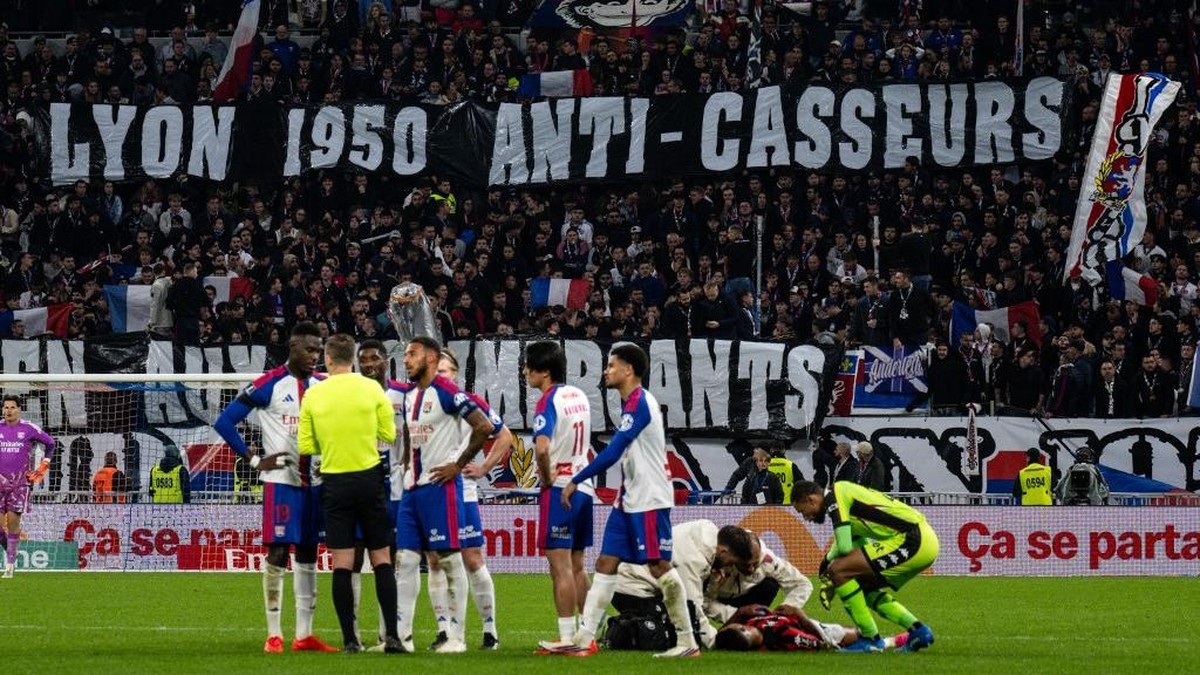 Fans Lyon membentangkan spanduk Lyon 1950 Anti-Penjarahan saat menghadapi Nice. (Foto: AFP/JEFF PACHOUD)