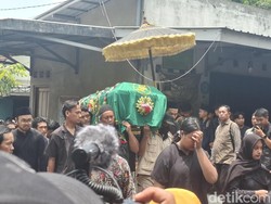 Isak Tangis Warnai Pemakaman Suporter PSS Korban Laka di Tol Madiun