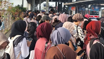 Tujuh KRL Red Line Dibatalkan, Penumpang Hingga Berjinjit dan Tak Bisa Menjejakkan Kaki