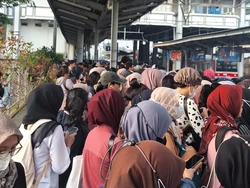 Imbas 7 Kereta Dibatalkan, Anker Curhat Kaki Berjinjit sampai Gak Napak di KRL
