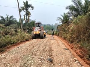 Jalan 5,8 Km di Dusun Merangin Diperbaiki, Guru dan Warga Tak Lagi Khawatir