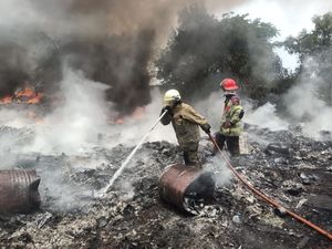 Kebakaran Limbah Dekat Pabrik Galon di Balaraja, Asap Tebal Membubung