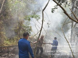 Padamkan Karhutla di Jambi, Petugas Temukan Jeriken Isi Pertalite