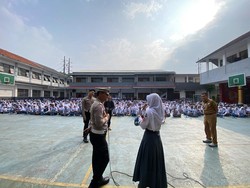 Berantas Knalpot Brong-Bullying, Polisi Satroni Sekolah di Cimahi