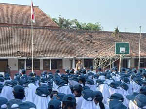Pesan Khusus Polisi Blitar Kota Saat Jadi Pembina Upacara di Sekolah