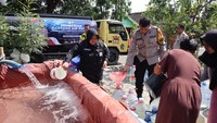 Polres Bojonegoro Salurkan Air Bersih ke Warga Terdampak Kekeringan