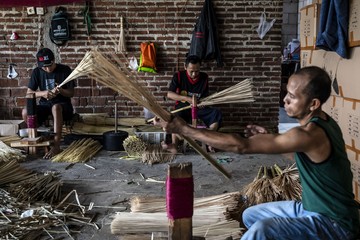 Dari Purbalingga, 10 Ribu Sapu Lidi Diproduksi Tiap Bulan untuk Pasar Ekspor