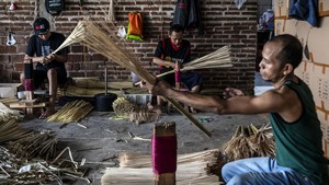 Dari Purbalingga, 10 Ribu Sapu Lidi Diproduksi Tiap Bulan untuk Pasar Ekspor