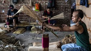 Dari Purbalingga, 10 Ribu Sapu Lidi Diproduksi Tiap Bulan untuk Pasar Ekspor