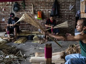 Dari Purbalingga, 10 Ribu Sapu Lidi Diproduksi Tiap Bulan untuk Pasar Ekspor
