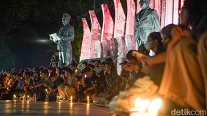 Ratusan Orang Suarakan Kepedulian Lingkungan Lewat Doa dan Lilin