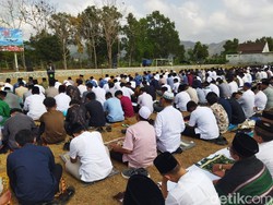 Ribuan Warga Pacitan Gelar Salat Istisqa Memohon Hujan