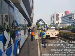 Sejumlah Rute TransJ Sempat Terhambat Imbas Truk Tabrak Separator di Cawang