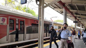 Anker Ngeluh Nunggu Lebih Lama gegara 7 Perjalanan KRL Red Line Dibatalkan