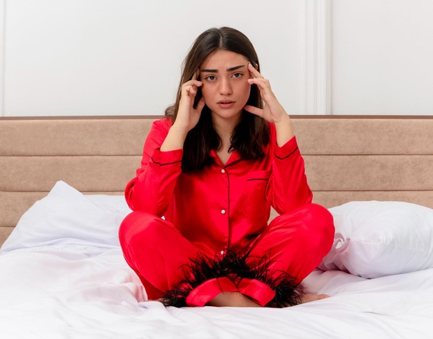 Tanda kelelahan emosional dapat terlihat ketika seseorang tetap merasa lelah meski sudah tidur semalaman. Kondisi ini bisa terjadi karena stres berkepanjangan membuat tubuh sulit rileks sepenuhnya. Namun, kelelahan setelah bangun tidur juga dapat dipengaruhi oleh faktor lain.